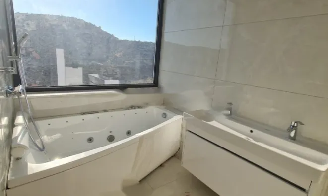 Недвижимость 7 Bedroom Villa For Sale in Agios Tychonas: 11