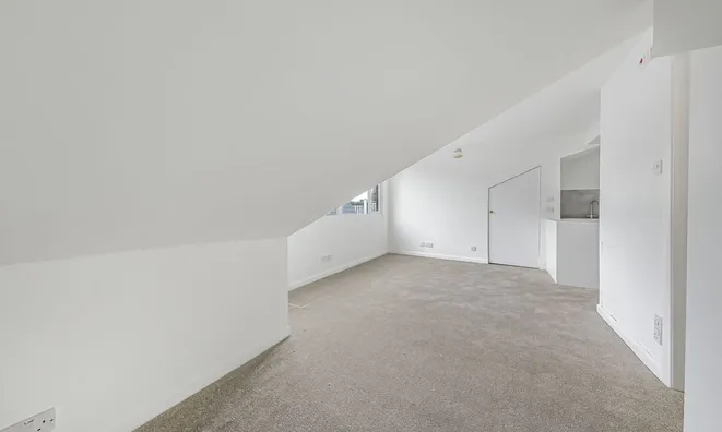 Недвижимость 3 Adamson Road: 2