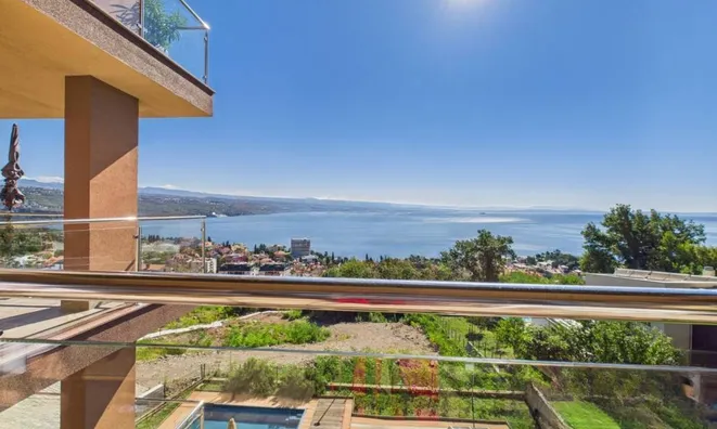 Недвижимость Трехкомнатная квартира, Центр: 16