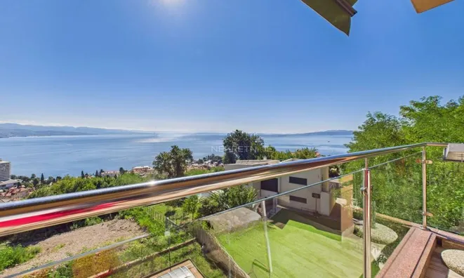 Недвижимость Трехкомнатная квартира, Центр: 17