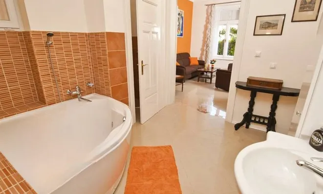 Недвижимость Трехкомнатная квартира Центр: 11