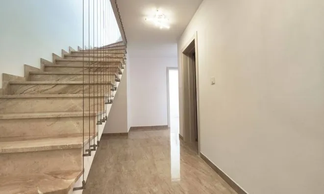 Недвижимость Многоквартирный дом Побри: 11