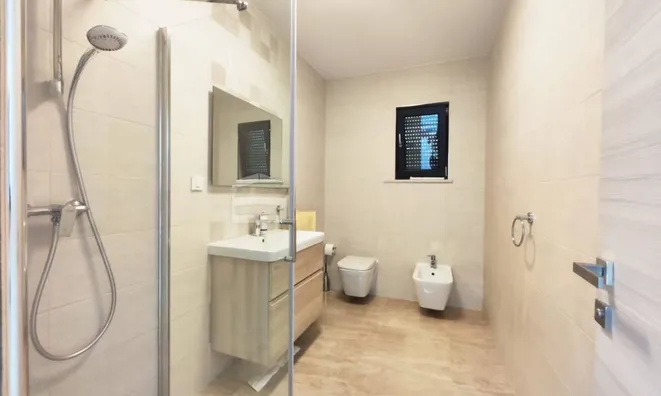 Недвижимость Многоквартирный дом Побри: 17