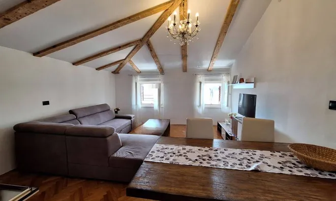 Недвижимость Трехкомнатная квартира в центре: 1