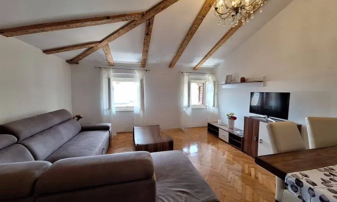 Недвижимость Трехкомнатная квартира в центре: 3