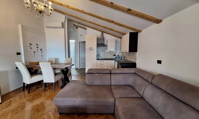 Недвижимость Трехкомнатная квартира в центре: 4