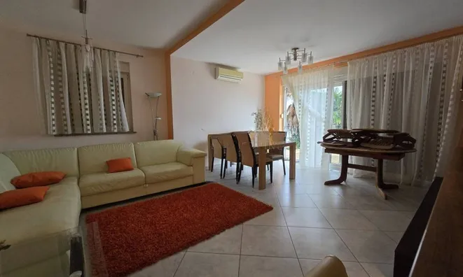 Недвижимость Трехкомнатная квартира в центре: 1