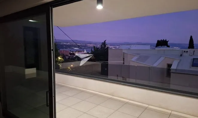 Недвижимость Трехкомнатная квартира Центр: 4