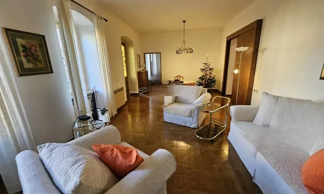 Недвижимость Трехкомнатная квартира в центре: 1