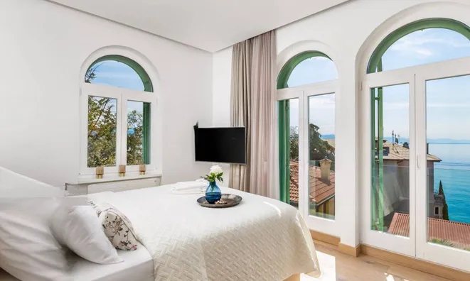 Недвижимость Трехкомнатная квартира в центре: 1