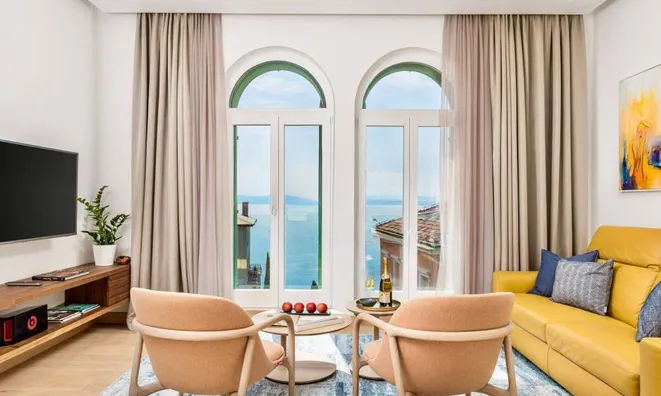 Недвижимость Трехкомнатная квартира в центре: 4