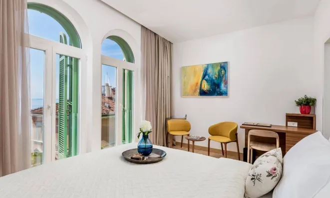 Недвижимость Трехкомнатная квартира в центре: 8