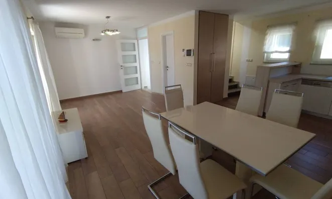 Недвижимость Трехкомнатная квартира в Опатии: 1