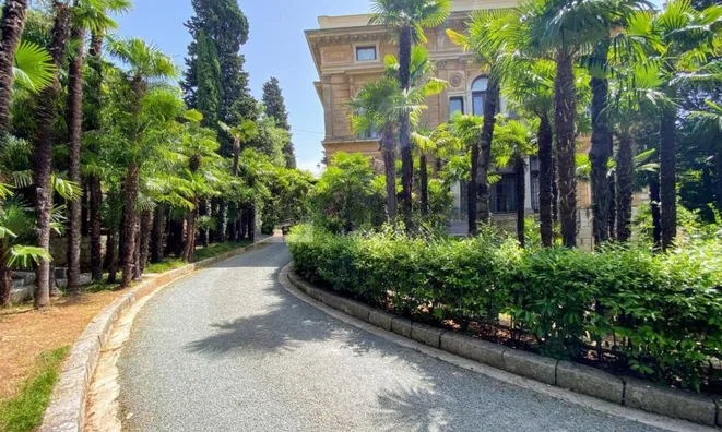 Недвижимость Трехкомнатная квартира в центре: 1