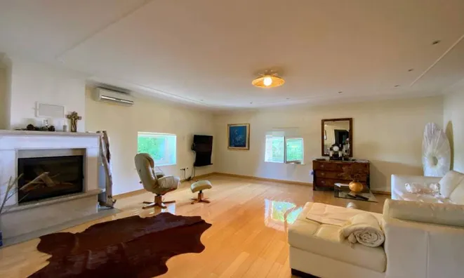 Недвижимость Трехкомнатная квартира в центре: 4