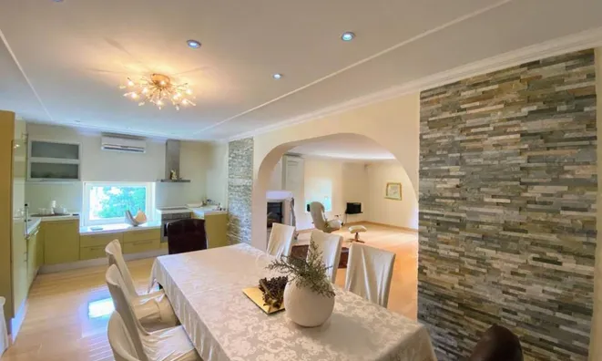 Недвижимость Трехкомнатная квартира в центре: 8