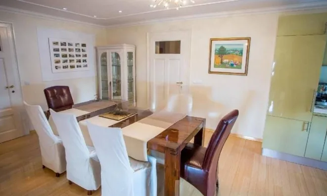 Недвижимость Трехкомнатная квартира в центре: 9