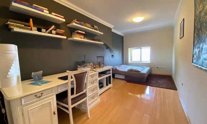 Недвижимость Трехкомнатная квартира в центре: 13