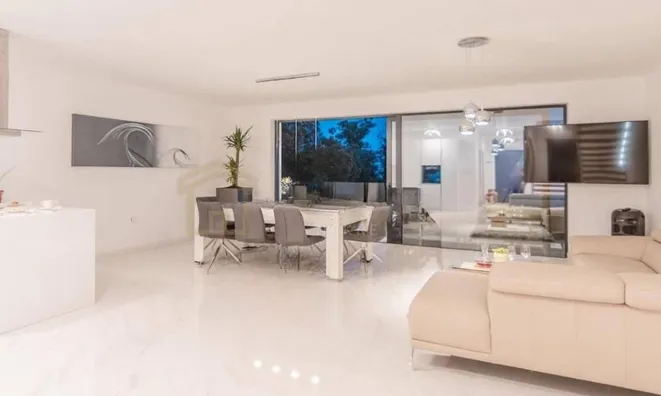 Недвижимость Многоквартирный дом Побри: 24