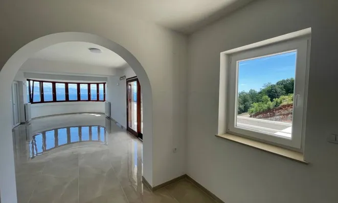 Недвижимость Трёхкомнатная квартира, Центр: 3