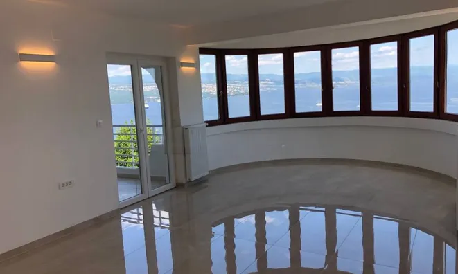 Недвижимость Трёхкомнатная квартира, Центр: 4