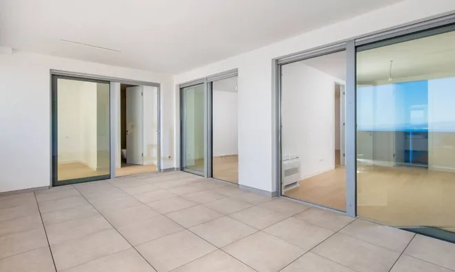 Недвижимость Трехкомнатная квартира Центр: 4