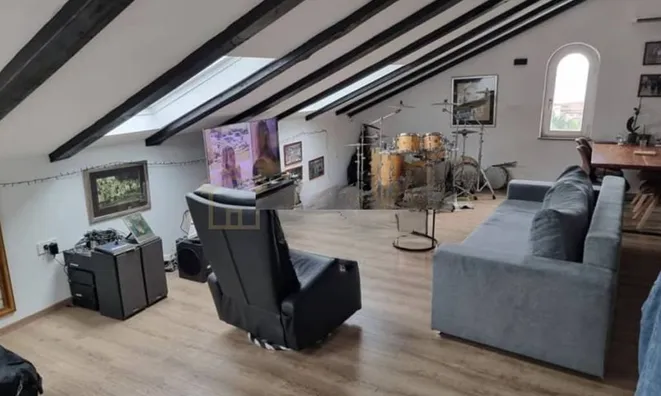 Недвижимость Двухкомнатная квартира в центре: 3