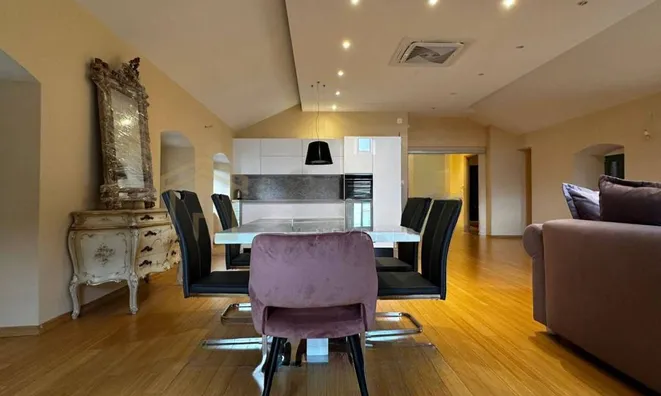 Недвижимость Трехкомнатная квартира в центре: 2