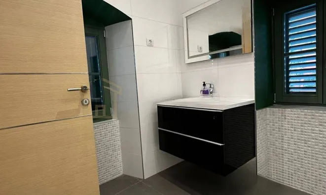 Недвижимость Трехкомнатная квартира в центре: 9