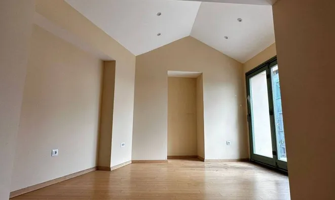 Недвижимость Трехкомнатная квартира в центре: 12