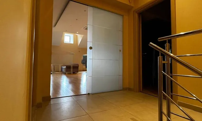 Недвижимость Трехкомнатная квартира в центре: 13