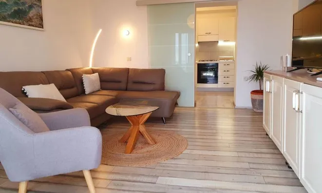 Недвижимость Двухкомнатная квартира в Центре: 12