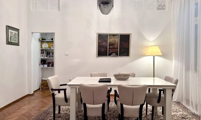 Недвижимость Трёхкомнатная квартира в центре: 1