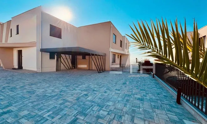 Недвижимость Четырехкомнатная квартира в центре Опатии: 1