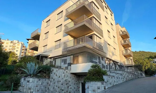 Недвижимость Трехкомнатная квартира в центре: 4