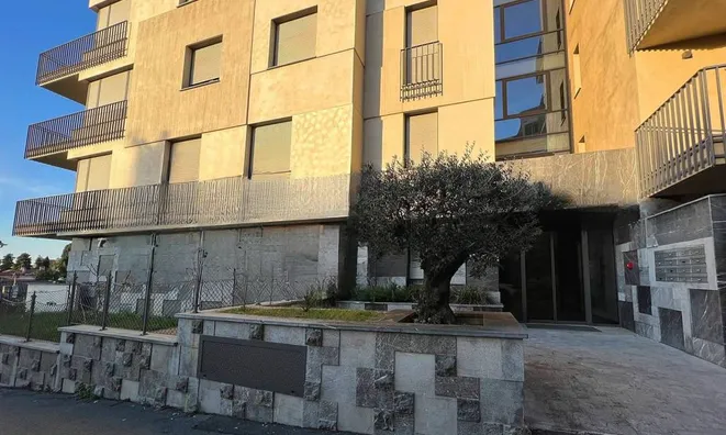 Недвижимость Трехкомнатная квартира в центре: 8