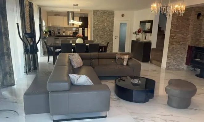 Недвижимость Многоквартирный дом Побри: 4