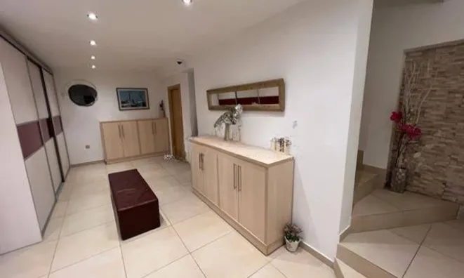 Недвижимость Многоквартирный дом Побри: 8