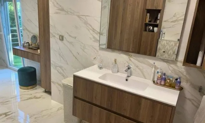 Недвижимость Многоквартирный дом Побри: 17