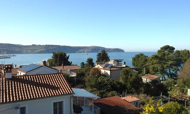 Недвижимость Дом с террасой в центре Изолы: 1