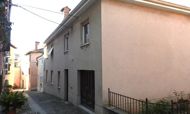 Недвижимость Дом с террасой в центре Изолы: 3