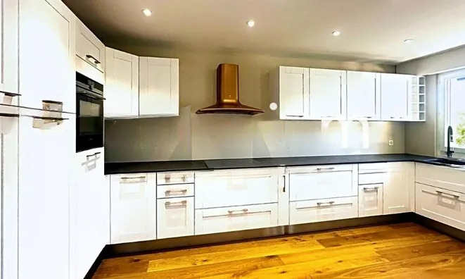 Недвижимость Apartment 5 rooms: 4