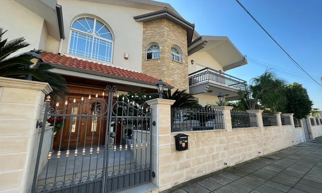 Недвижимость 4 Bedroom House for Sale in Limassol, Agia Fyla: 2