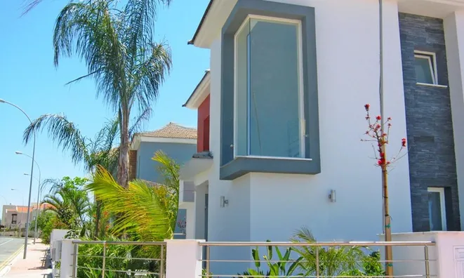 Недвижимость 5+1 Bedroom Beachfront Villa for Sale in Limassol: 3