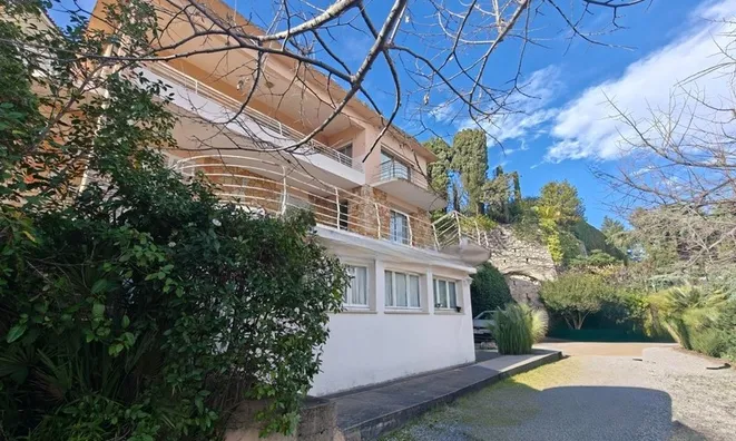 Недвижимость Estate Croix des Gardes: 3