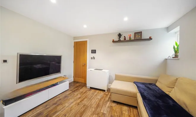 Недвижимость Waterlow Road: 2