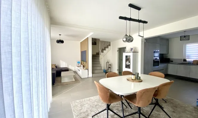 Недвижимость House 4 bedrooms for sale in Kayl: 1