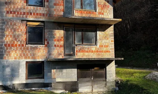 Недвижимость Дом в Залоге, две квартиры: 2