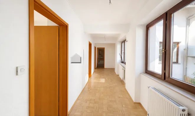 Недвижимость Офисное помещение в центре: 5