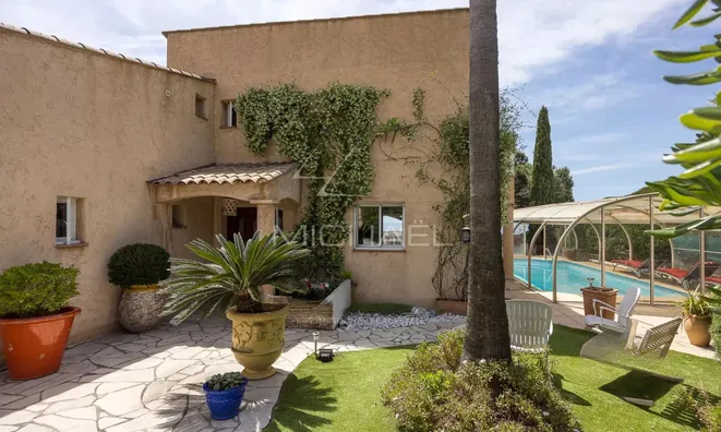 Недвижимость Villa Croix des Gardes: 2